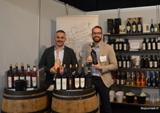 Carlo Moro van Mercato Italiano (links) toont een biologisch wijn van het vegan gecertificeerde wijnhuis Ciu Ciu uit Le Marche, in de heuvels van Piceno.